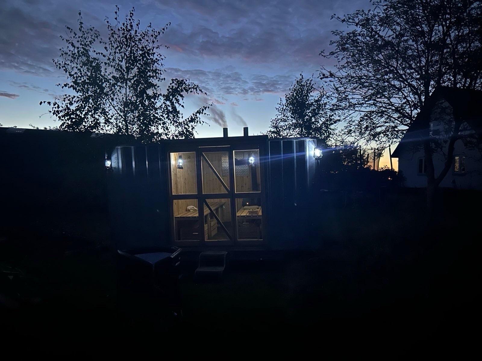 Saunaen om natten med røg fra skorstenen