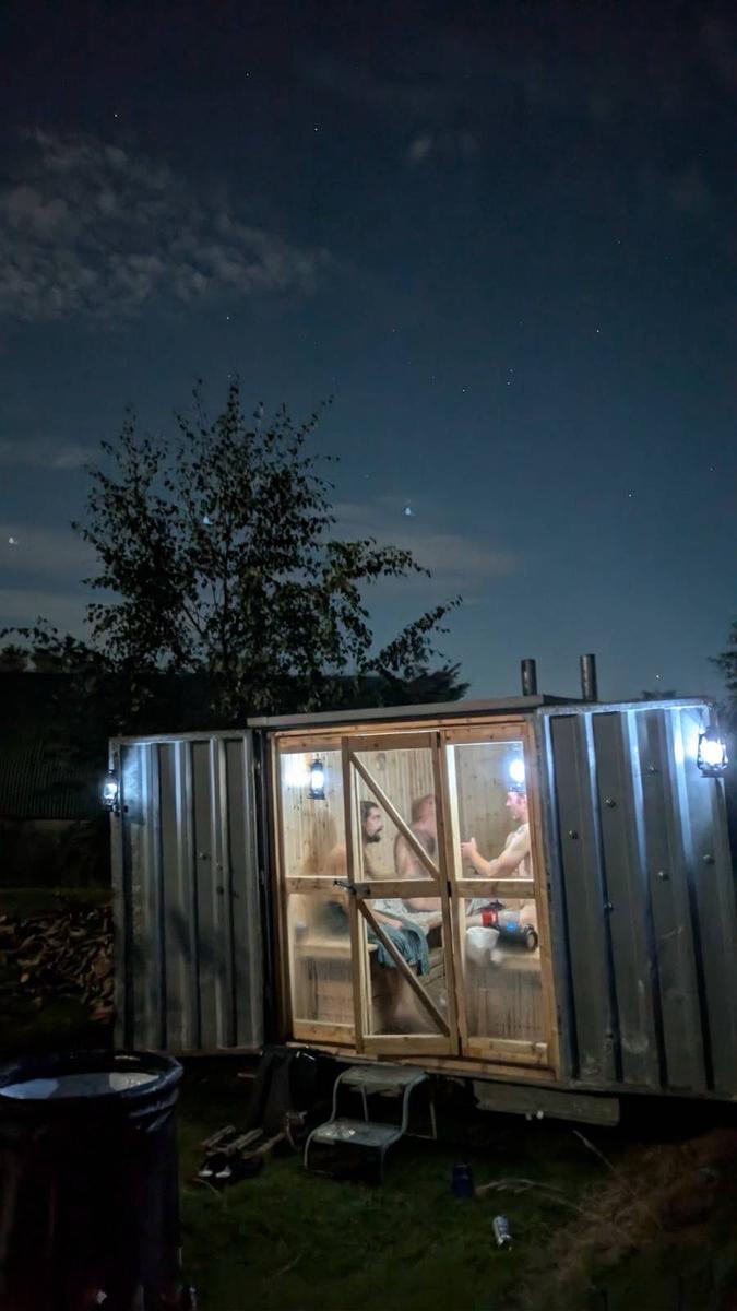 Saunaen om natten med folk inde