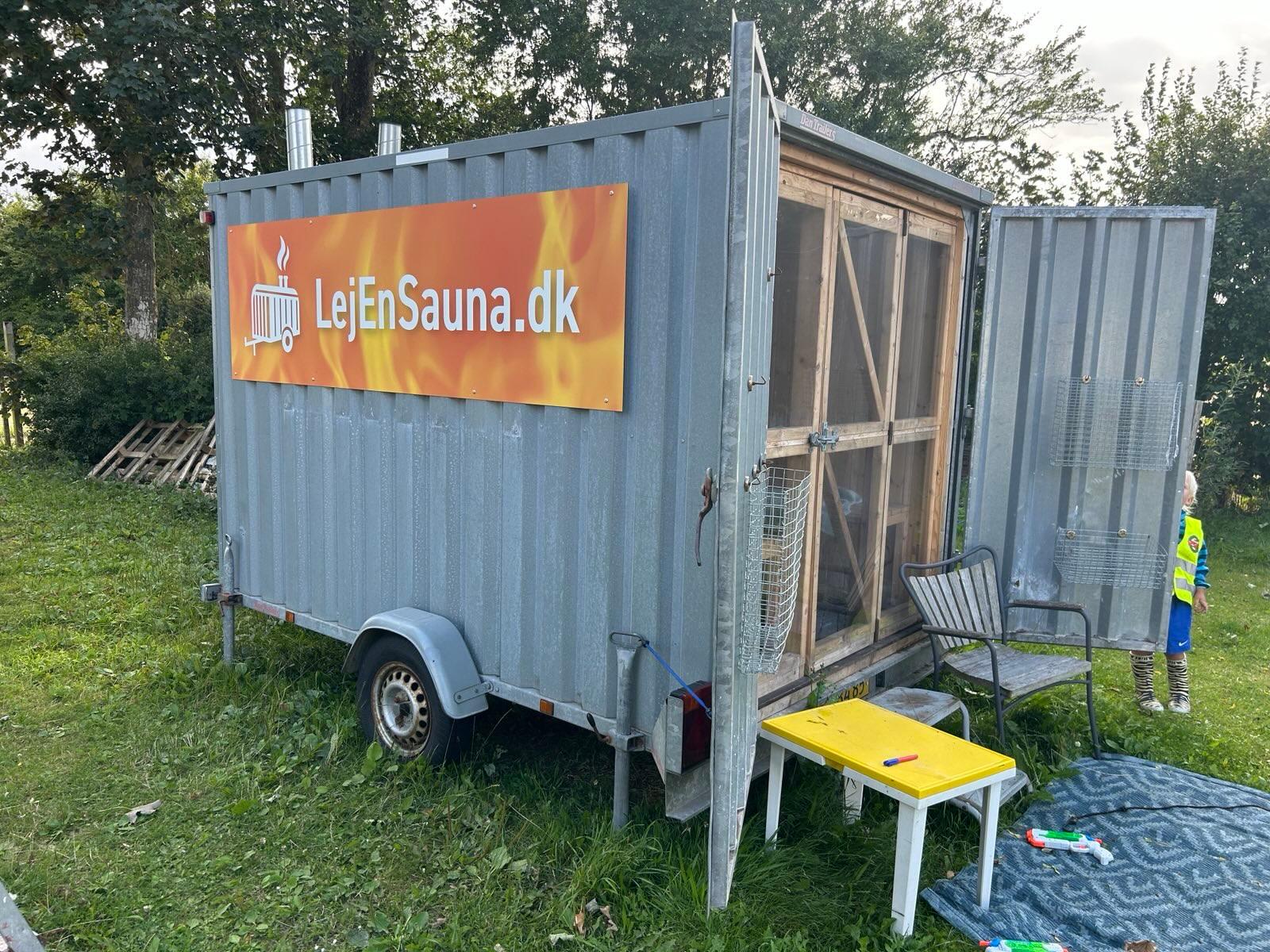 Saunatraileren med LejEnSauna banner