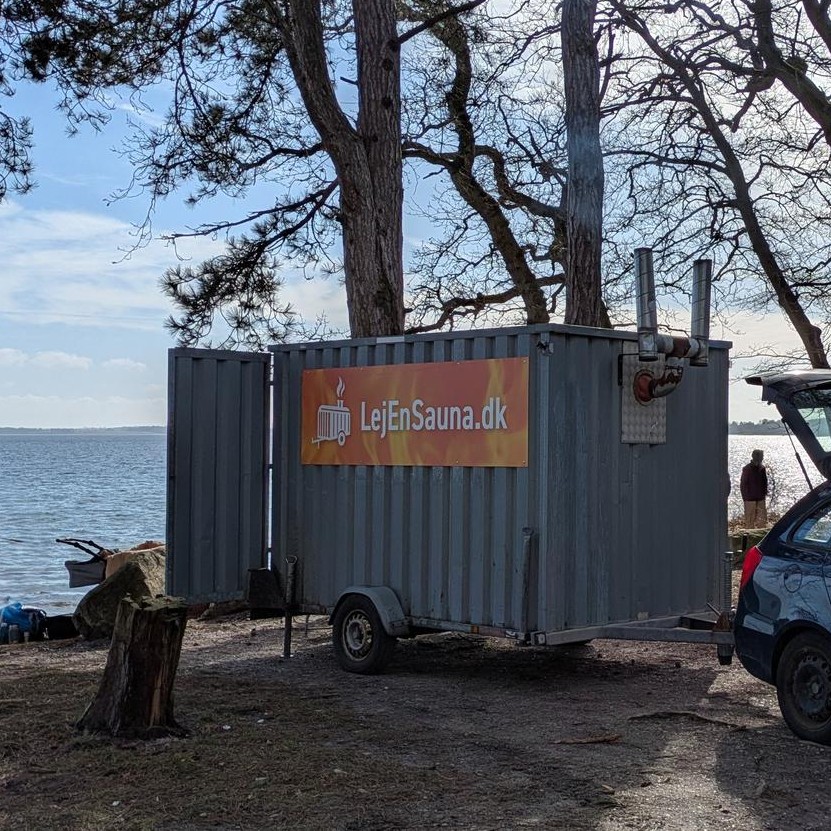 Saunatraileren ved stranden