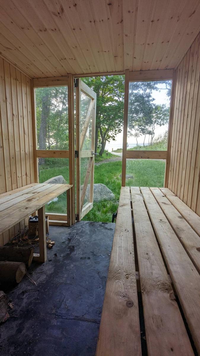 Inde i saunaen med udsigt til naturen