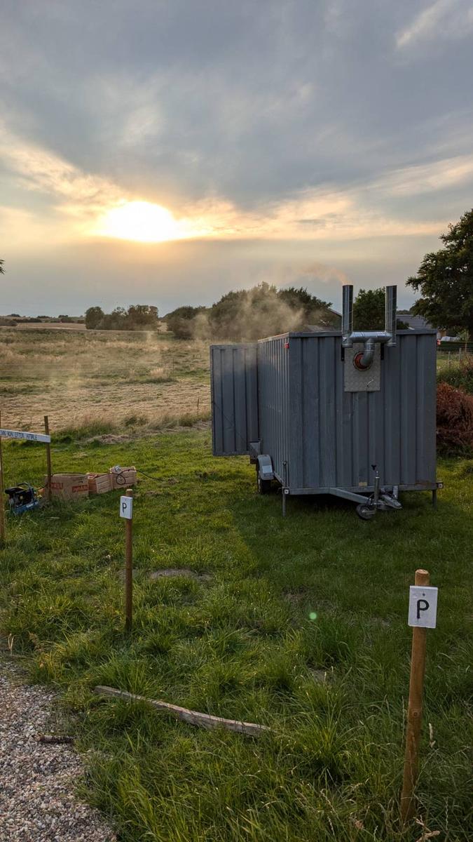 Saunaen ved solnedgang med damp