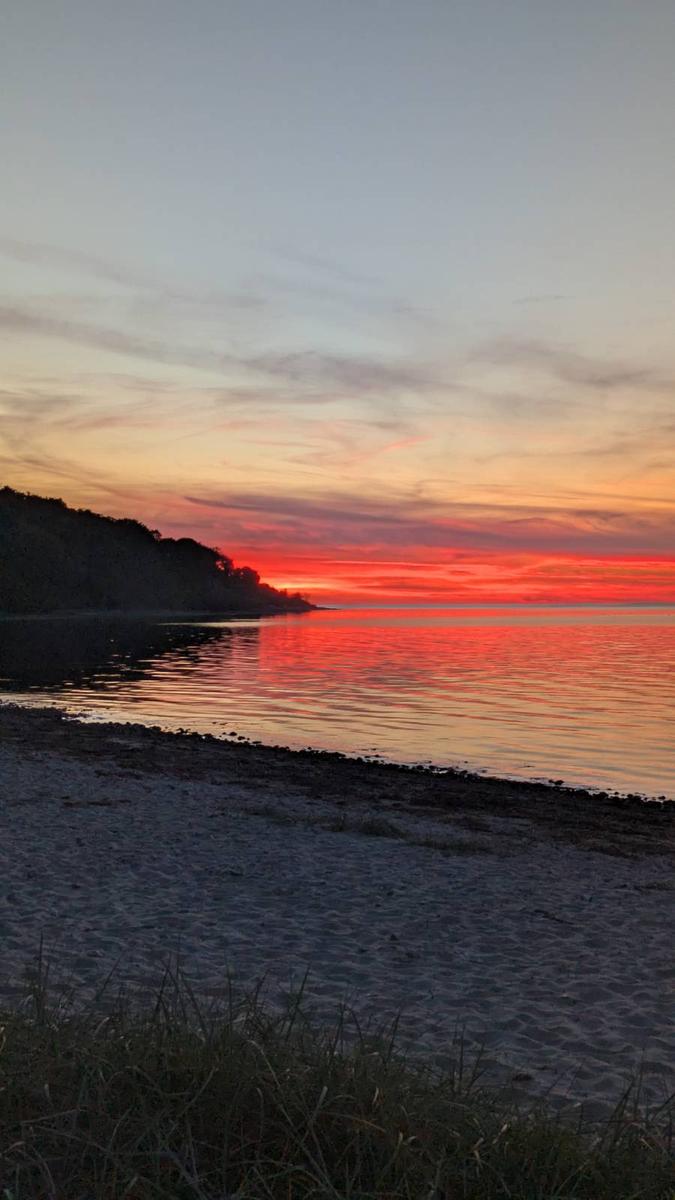 Smuk solnedgang over vandet i Odsherred
