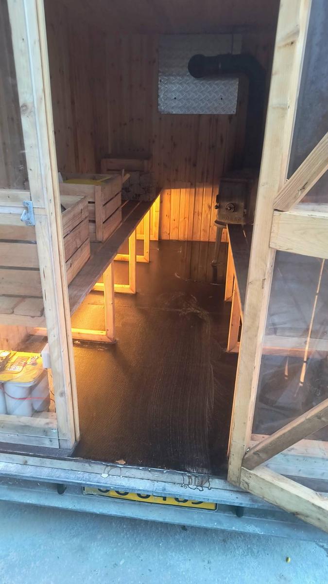 Saunaen indefra med åben dør