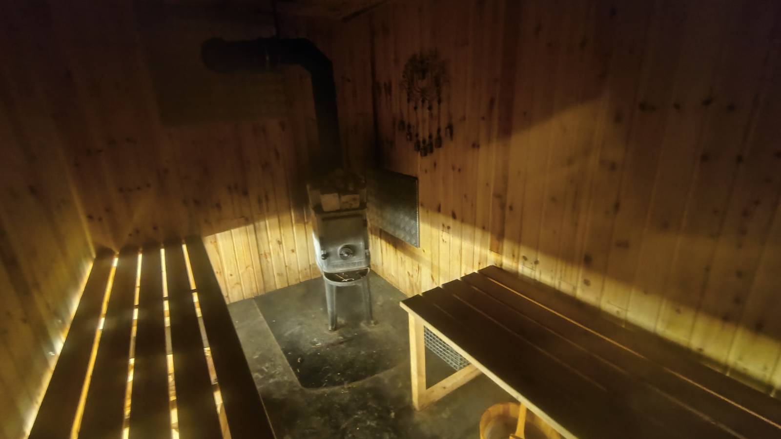 Inde i saunaen med ovn og bænke