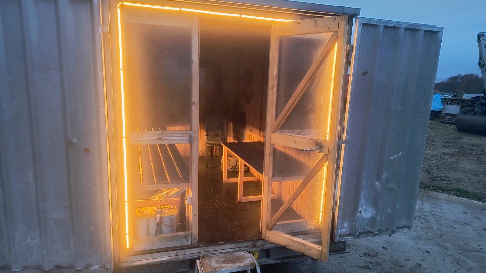 Saunaen med LED-lys i døren