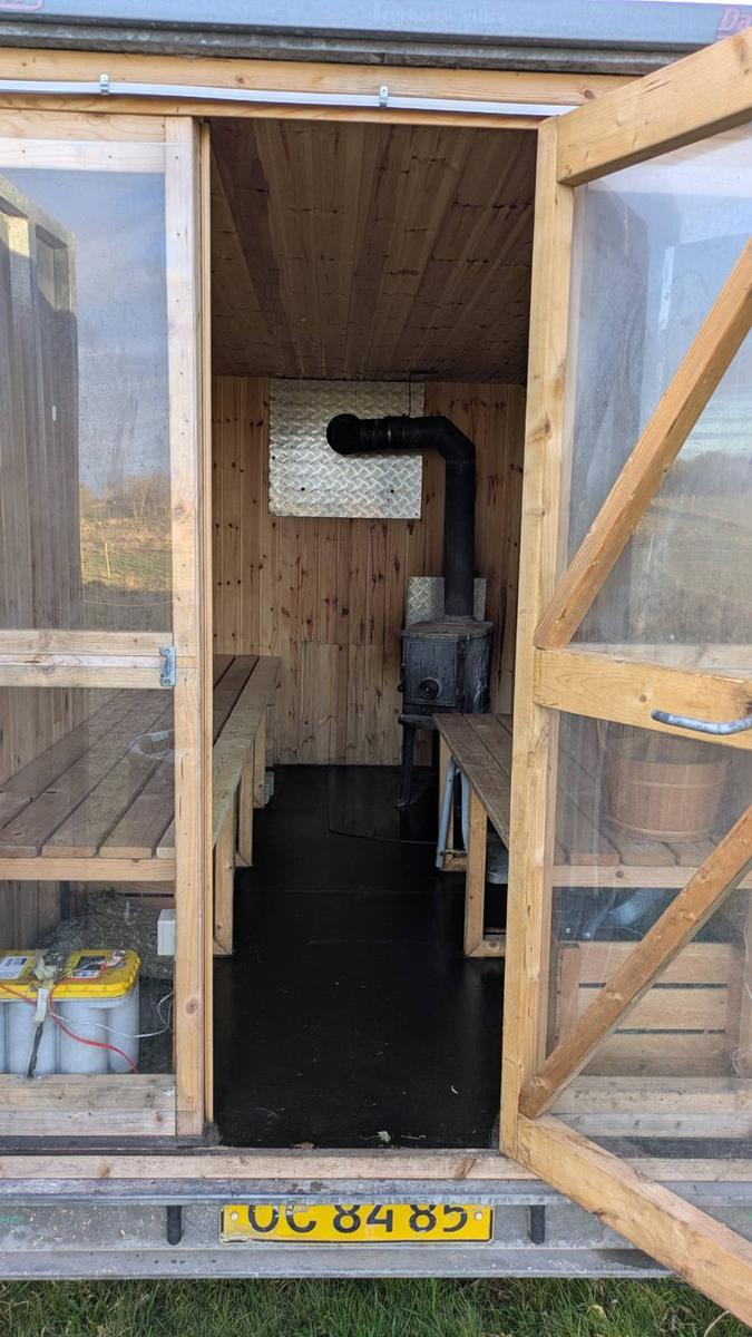 Saunaen udefra med åben dør